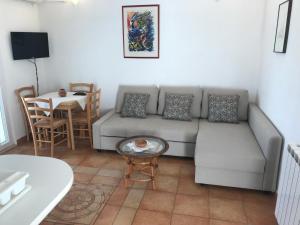 een woonkamer met een bank en een tafel bij Villa Donadini in Trogir