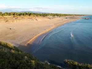 凱洛葛莉亞的住宿－Villa Dunes 350m from the sandy beach，海滩上的人的空中景色