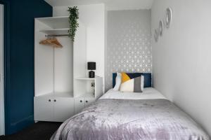 En eller flere senge i et værelse på Modern Contractor House & Garden & Free Parking