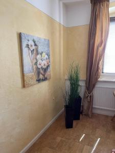 una habitación con una pintura de flores en la pared en zum Schwanen Garni, en Buggingen