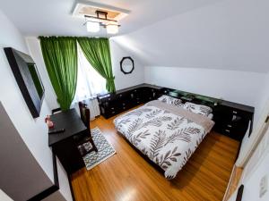 En eller flere senge i et værelse på Pensiunea Alyna