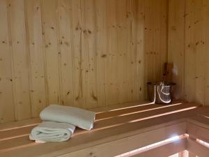 ein Handtuch auf einem Regal in einer Sauna in der Unterkunft Family & Business Sauna Tężnia Apartments No 9 VIP -Leśny nad Zalewem Cedzyna, Unikat SPA- 1 Bedroom with Private Sauna, Jacuzzi, Spectacular View Terrace, Parking, Catering Options in Kielce