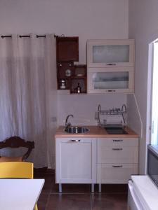 eine kleine Küche mit einer Spüle und einer Theke in der Unterkunft B&B La Fenice sul Lago in Villongo SantʼAlessandro