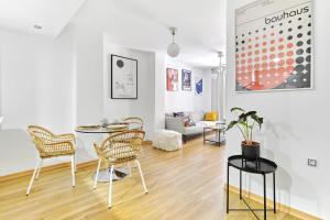 un soggiorno con tavolo, sedie e divano di Wehaus - Exclusive & nordic style apartment in Murcia a Murcia