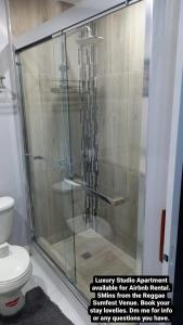 bagno con doccia in vetro e servizi igienici. di K&S luxury apartments a Montego Bay