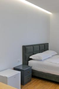 Postel nebo postele na pokoji v ubytování Hotel Emblem
