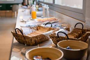 a buffet with baskets of food on a table at Gran Hotel Dakar in Mendoza