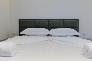 Postel nebo postele na pokoji v ubytování Hotel Emblem