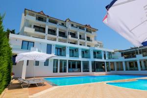 Bazén v ubytování Hotel Emblem nebo v jeho okolí