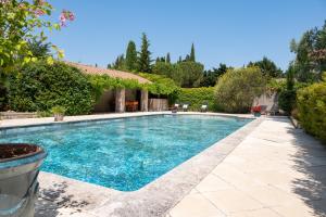 a swimming pool in a yard with a house at Mas des Prevots B&B in Noves