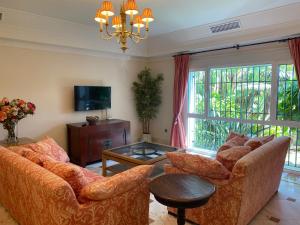 Sala de estar con 2 sofás y mesa en Apartamentos Villa Torreblanca, en Fuengirola