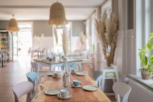 comedor con mesa de madera y sillas en Hotel 'Das Strandhaus', en Sankt Peter-Ording