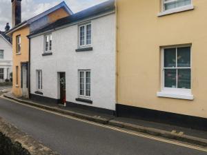 a row of houses on the side of a street at Hope Cottage in Buckfastleigh