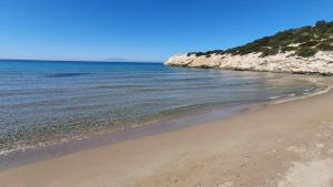 En strand vid eller i närheten av villan