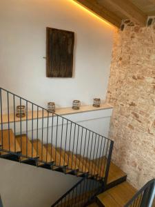 Una escalera que conduce a una habitación con una pared de piedra en Can Roig, en Ses Salines