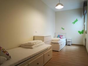 1 dormitorio con 1 cama y vestidor en ATICO CON TERRAZA A PIE DE PLAYA, en Malpica de Bergantiños