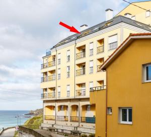 un edificio con una flecha roja encima en ATICO CON TERRAZA A PIE DE PLAYA, en Malpica de Bergantiños