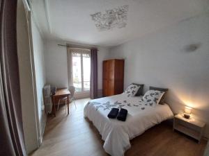 Łóżko lub łóżka w pokoju w obiekcie Le Carnot, à deux pas du centre ville