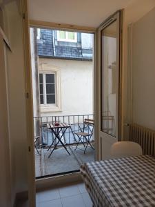 Łóżko lub łóżka w pokoju w obiekcie Le Carnot, à deux pas du centre ville