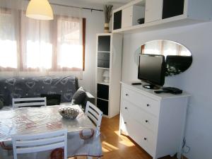 En TV eller et underholdningssystem på Appartement d'une chambre a Le Devoluy a 100 m des pistes avec jardin clos