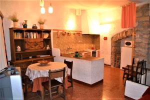 cocina con mesa y cocina con fogones en Cal Gravat en Montsonis