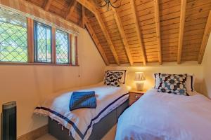 Ένα ή περισσότερα κρεβάτια σε δωμάτιο στο The Gate House by Bloom Stays
