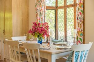 Reštaurácia alebo iné gastronomické zariadenie v ubytovaní The Gate House by Bloom Stays