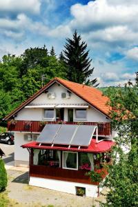una casa con un panel solar en la parte delantera en House Marija B&B, en Selište Drežničko
