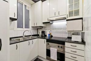 Kuchyň nebo kuchyňský kout v ubytování Stay U-nique Apartments La Bordeta + 14 fotografií