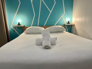 Posteľ alebo postele v izbe v ubytovaní LE CLOS CHASSAING N1 - Wifi - Centre ville-PROPERTY RENTAL NM