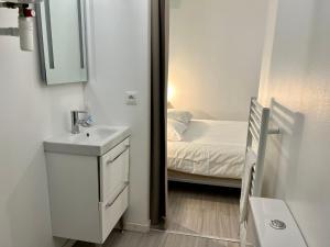 Posteľ alebo postele v izbe v ubytovaní LE CLOS CHASSAING N1 - Wifi - Centre ville-PROPERTY RENTAL NM