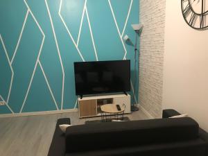 Televízia a/alebo spoločenská miestnosť v ubytovaní LE CLOS CHASSAING N1 - Wifi - Centre ville-PROPERTY RENTAL NM