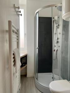 Kúpeľňa v ubytovaní LE CLOS CHASSAING N1 - Wifi - Centre ville-PROPERTY RENTAL NM