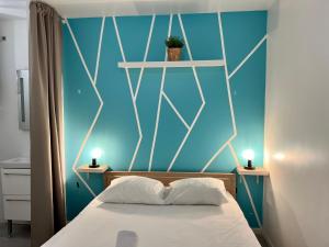 Posteľ alebo postele v izbe v ubytovaní LE CLOS CHASSAING N1 - Wifi - Centre ville-PROPERTY RENTAL NM