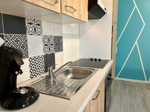 Kuchyňa alebo kuchynka v ubytovaní LE CLOS CHASSAING N1 - Wifi - Centre ville-PROPERTY RENTAL NM