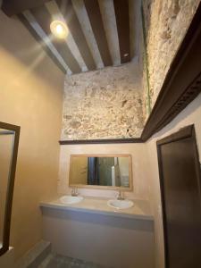 een badkamer met 2 wastafels en een spiegel bij Hotel Edzna in Campeche