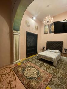 a living room with a fireplace and a bed at Hotel Edzna in Campeche