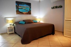 Un pat sau paturi într-o cameră la Oceanfront Barracuda at Den Laman
