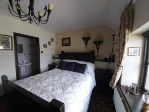 a bedroom with a bed and a chandelier at 2 Bed Flat - Sleeps 4 - Patio - Parking - Wifi in Buxton +5 photos