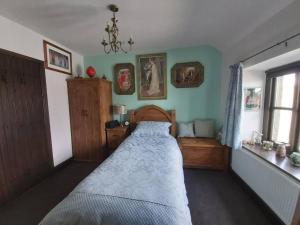 a bedroom with a bed in the corner of a room at 2-Bed Apartment near Buxton Outstanding Location in Buxton