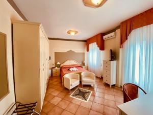 Postel nebo postele na pokoji v ubytování Art Hotel Pandos + 37 fotografií