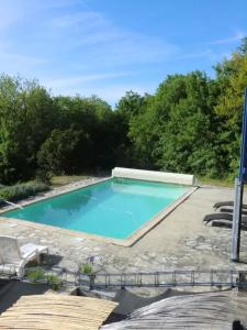 Fauroux的住宿－Villa de 5 chambres avec piscine privee jardin amenage et wifi a Fauroux，庭院中间的游泳池