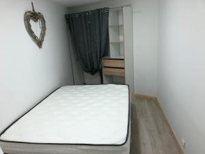 Posteľ alebo postele v izbe v ubytovaní appartement 12 couchages proche piste ski et de randonnées du lioran