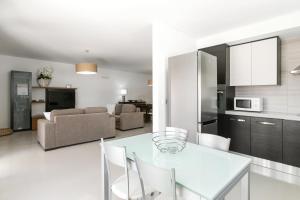 een keuken en woonkamer met een tafel en stoelen bij Caminho da Praia in Ferrel