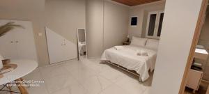 Säng eller sängar i ett rum på Elise Corfu City Apartment