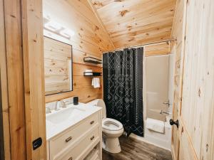 Koupelna v ubytování Cabin #4 Studio W Kitchenette + 6 fotografií