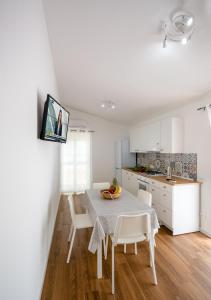 Kuchyňa alebo kuchynka v ubytovaní Arricàmpati Airport Rooms in Villa & RENT CAR