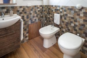 Kúpeľňa v ubytovaní Arricàmpati Airport Rooms in Villa & RENT CAR