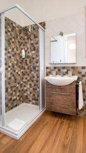 Kúpeľňa v ubytovaní Arricàmpati Airport Rooms in Villa & RENT CAR