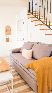 a living room with a couch and a staircase at Casa Huesped Mendoza Modernismo y confort en este hermoso apartamento !! in Mendoza